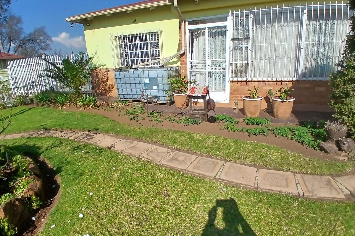 4-Bedroom home with  beautiful Garden-Braai & Chill Ready - Photo 5