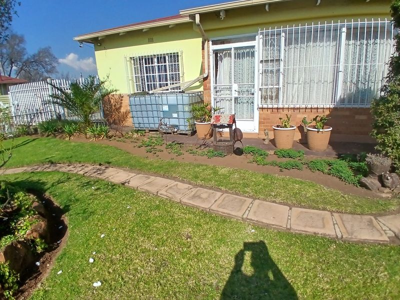 4-Bedroom home with  beautiful Garden-Braai & Chill Ready - Photo 5