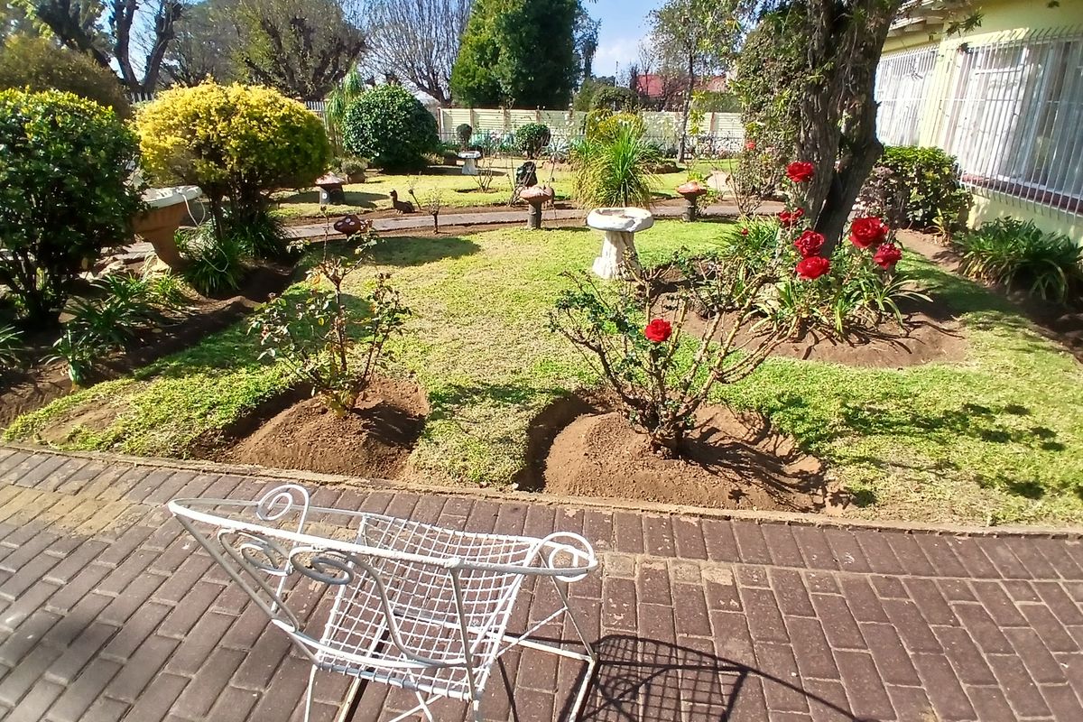 4-Bedroom home with  beautiful Garden-Braai & Chill Ready - Photo 2