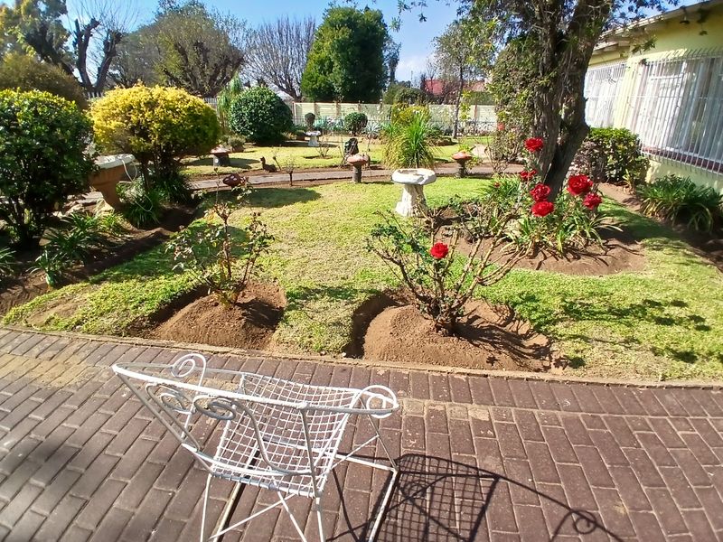 4-Bedroom home with  beautiful Garden-Braai & Chill Ready - Photo 2
