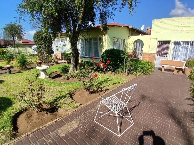 4-Bedroom home with  beautiful Garden-Braai & Chill Ready - Photo 1