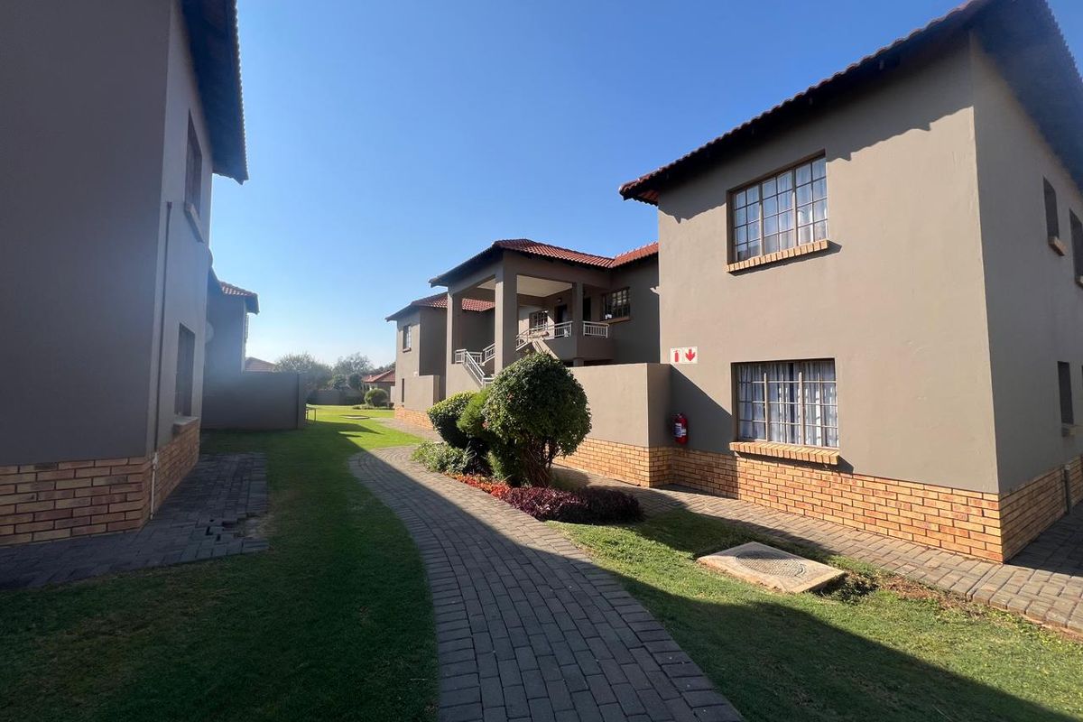 Modern 3-Bedroom Apartment in a Sought-After Estate. - Photo 2