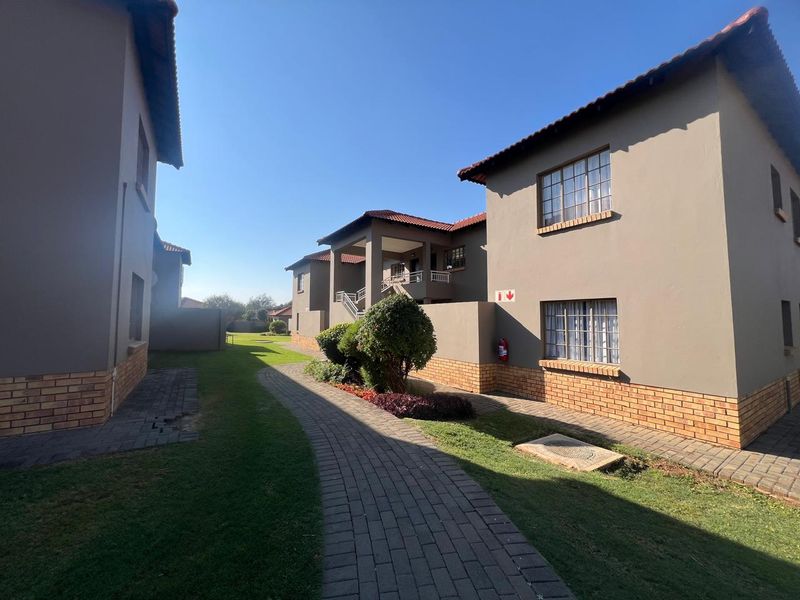 Modern 3-Bedroom Apartment in a Sought-After Estate. - Photo 2