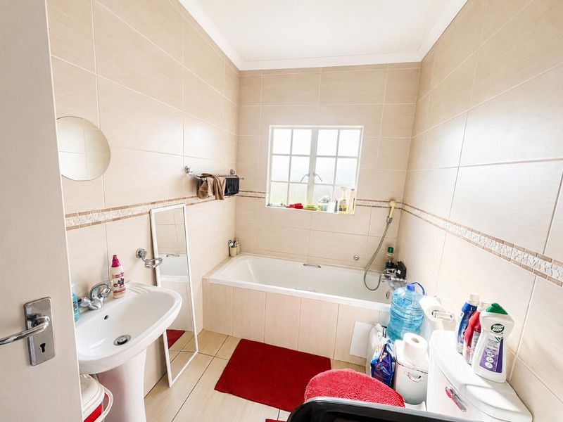 Modern 3-Bedroom Apartment in a Sought-After Estate. - Photo 9