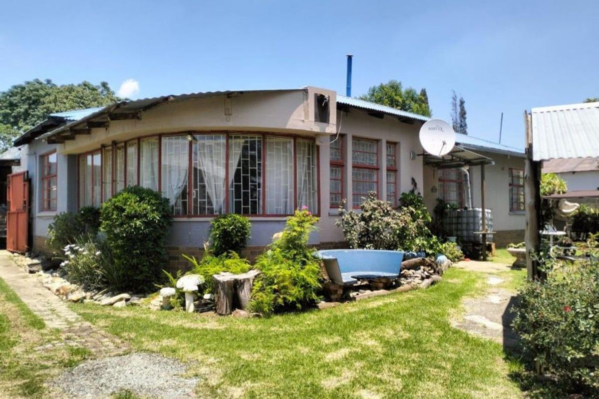 Spacious 5 Bedroom Home - Photo 2