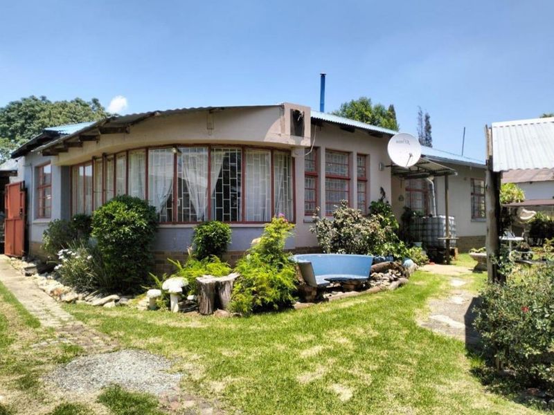 Spacious 5 Bedroom Home - Photo 2