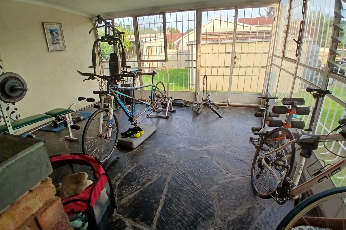 Spacious 5 Bedroom Home - Photo 4