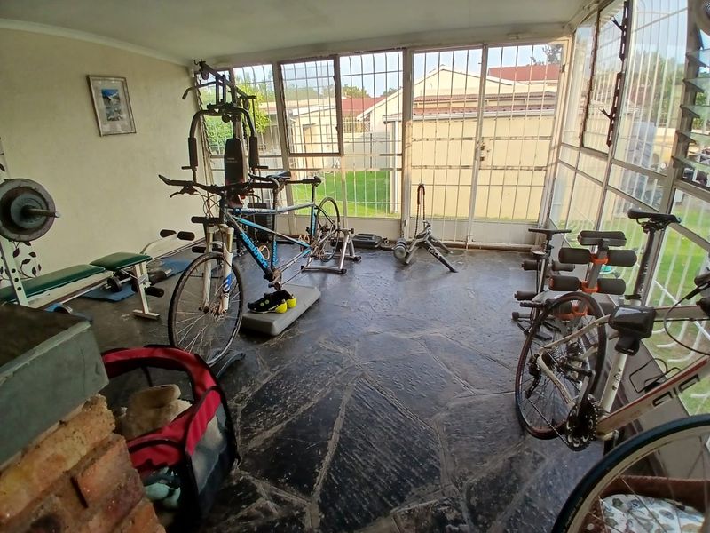Spacious 5 Bedroom Home - Photo 4