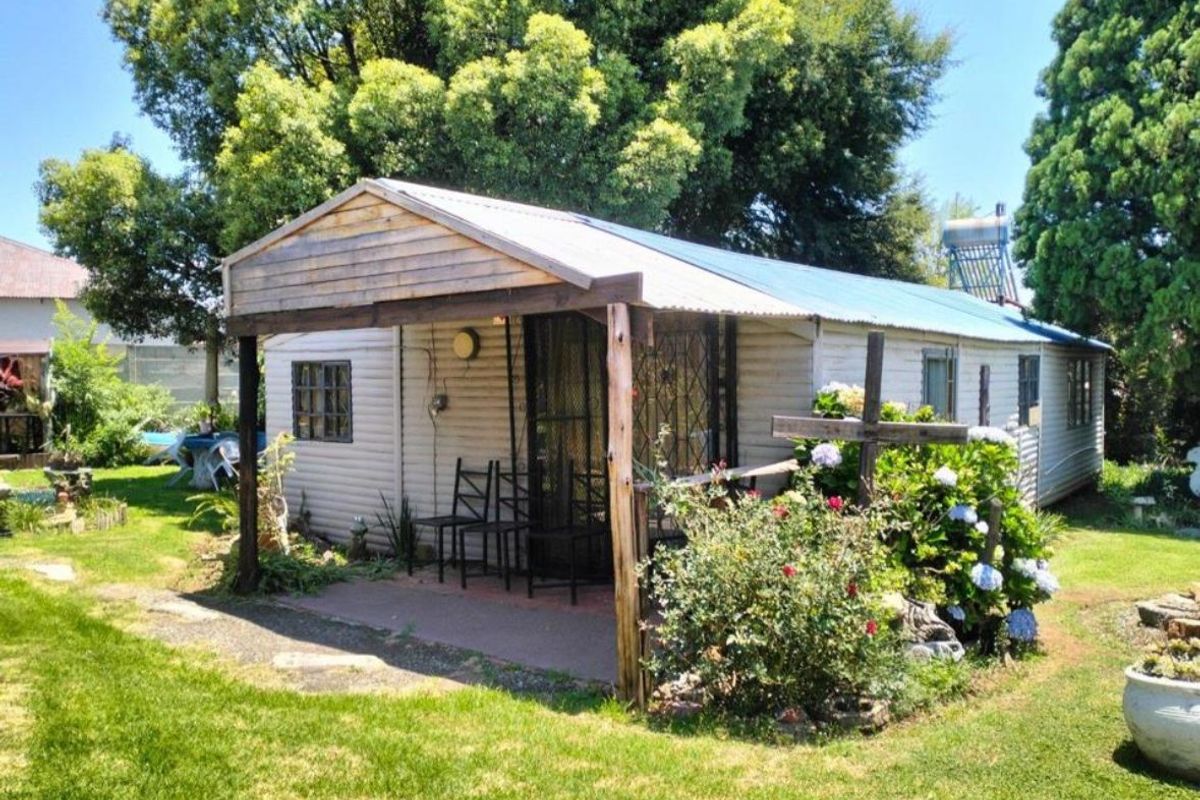 Spacious 5 Bedroom Home - Photo 5