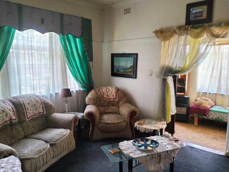 Spacious 5 Bedroom Home - Photo 8