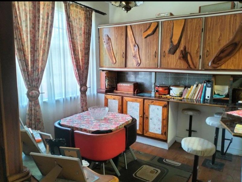 Spacious 5 Bedroom Home - Photo 10