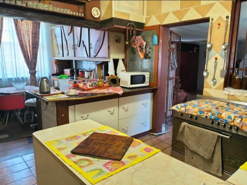 Spacious 5 Bedroom Home - Photo 9