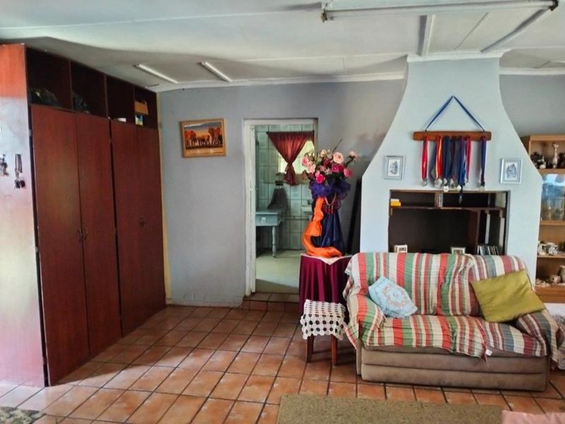 Spacious 5 Bedroom Home - Photo 7