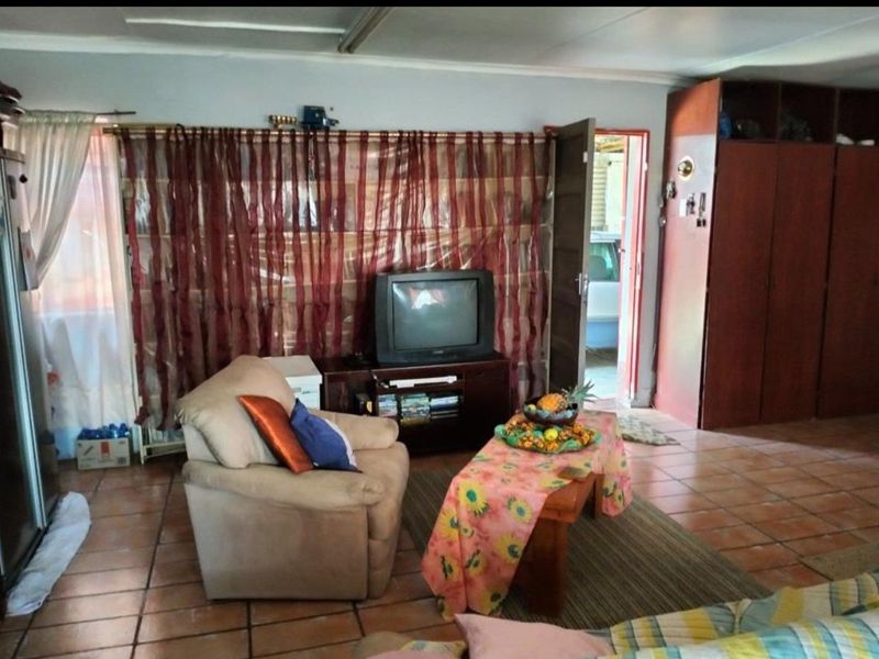 Spacious 5 Bedroom Home - Photo 6