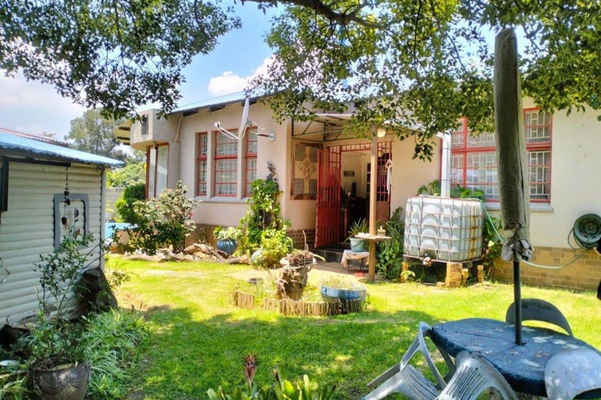 Spacious 5 Bedroom Home - Photo 3