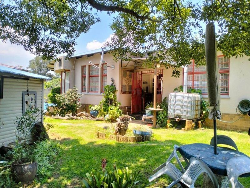 Spacious 5 Bedroom Home - Photo 3