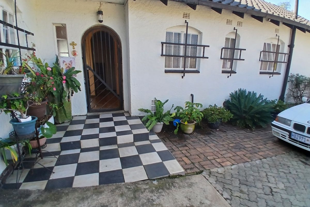 3 Bedroom Beautiful House - Photo 2