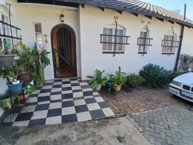 3 Bedroom Beautiful House - Photo 2