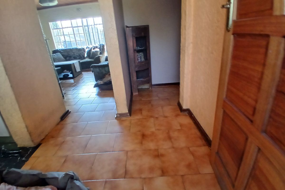 3 Bedroom Beautiful House - Photo 3