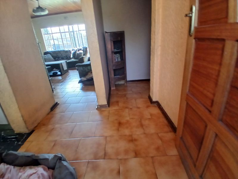 3 Bedroom Beautiful House - Photo 3