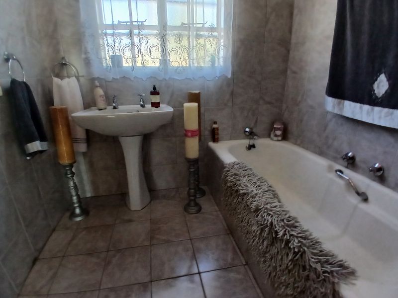 3 Bedroom Beautiful House - Photo 10
