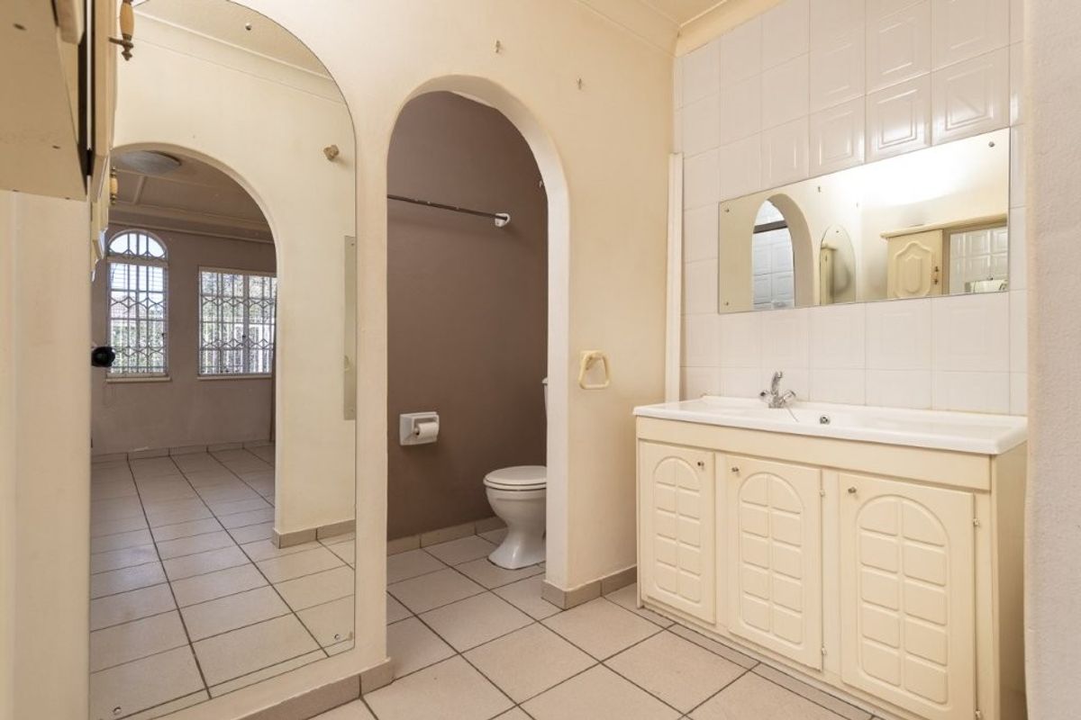 Modern Family Home with Cottage for Sale in Linmeyer - Photo 2