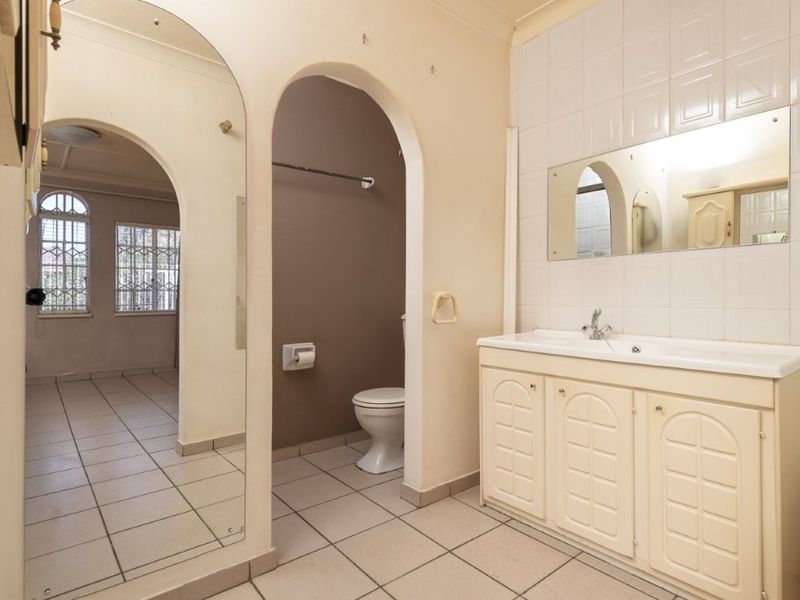 Modern Family Home with Cottage for Sale in Linmeyer - Photo 2