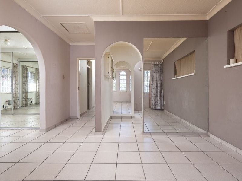 Modern Family Home with Cottage for Sale in Linmeyer - Photo 1