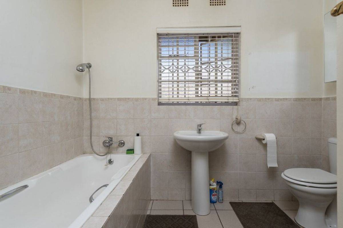 Modern Family Home with Cottage for Sale in Linmeyer - Photo 5