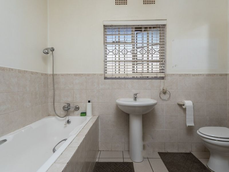 Modern Family Home with Cottage for Sale in Linmeyer - Photo 6