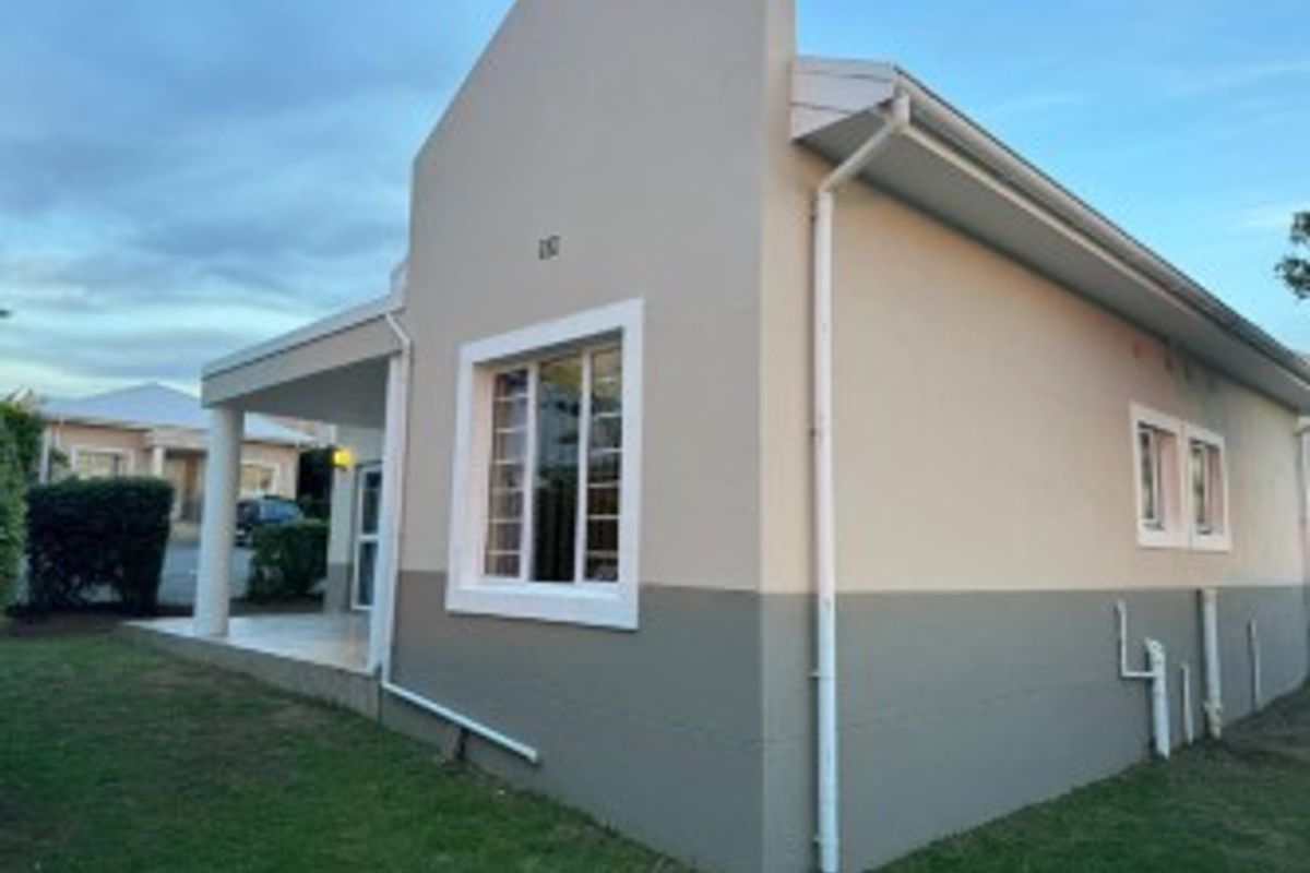 Stylish 3-Bedroom Townhouse for Sale in Beacon Bay - Photo 2