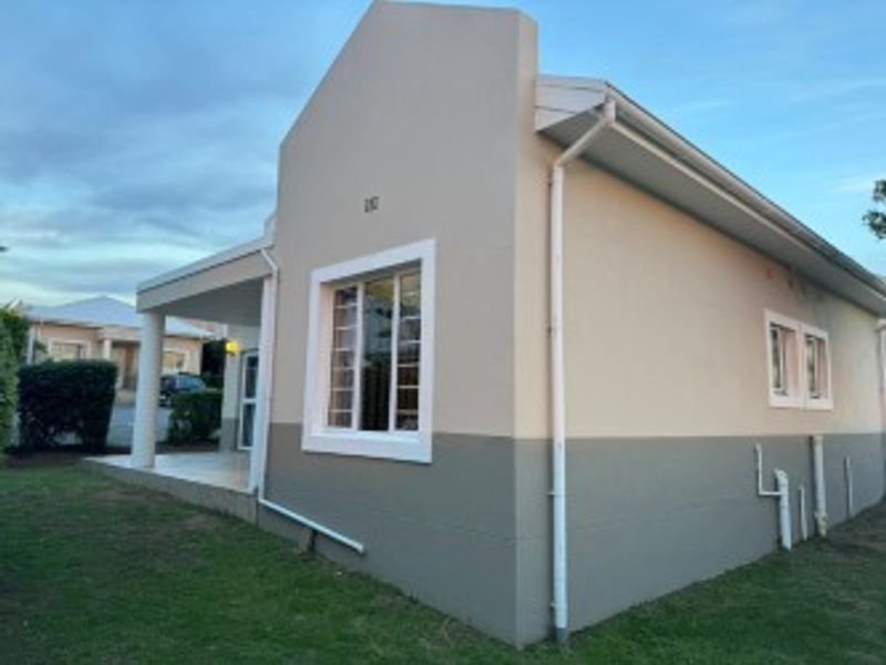 Stylish 3-Bedroom Townhouse for Sale in Beacon Bay - Photo 2