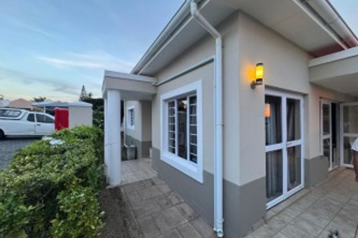 Stylish 3-Bedroom Townhouse for Sale in Beacon Bay - Photo 4