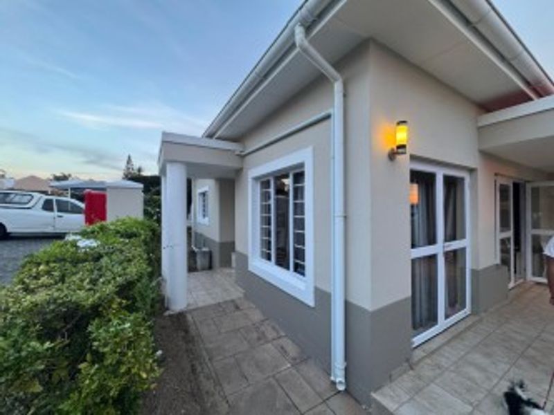 Stylish 3-Bedroom Townhouse for Sale in Beacon Bay - Photo 4