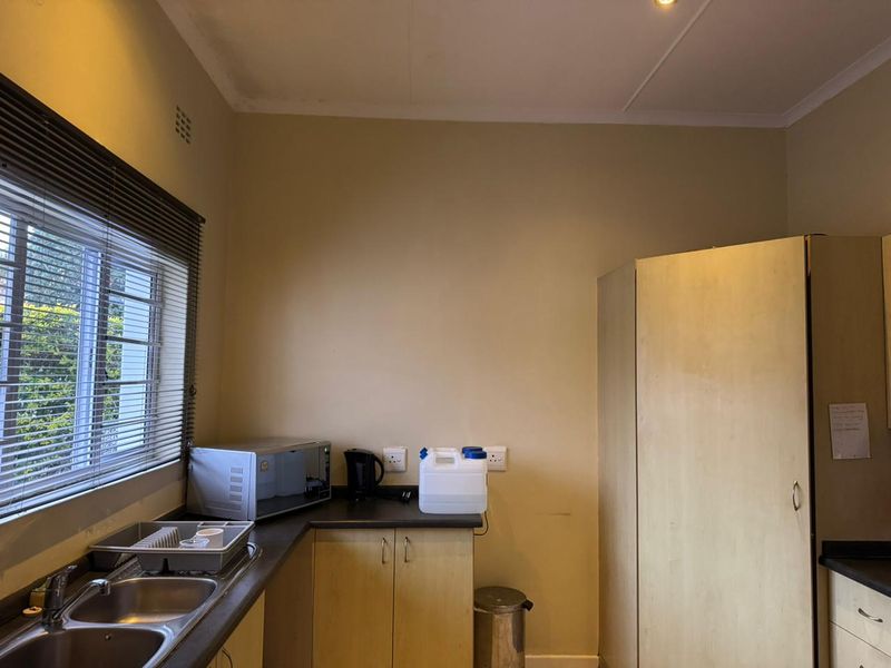 Stylish 3-Bedroom Townhouse for Sale in Beacon Bay - Photo 8