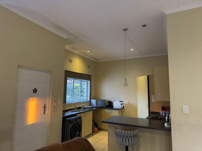 Stylish 3-Bedroom Townhouse for Sale in Beacon Bay - Photo 9