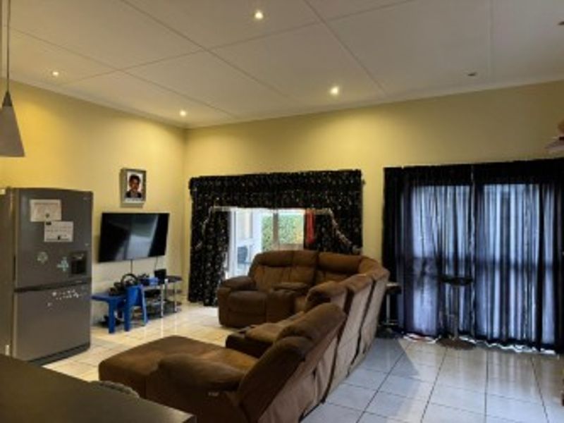Stylish 3-Bedroom Townhouse for Sale in Beacon Bay - Photo 6