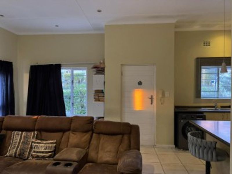 Stylish 3-Bedroom Townhouse for Sale in Beacon Bay - Photo 7