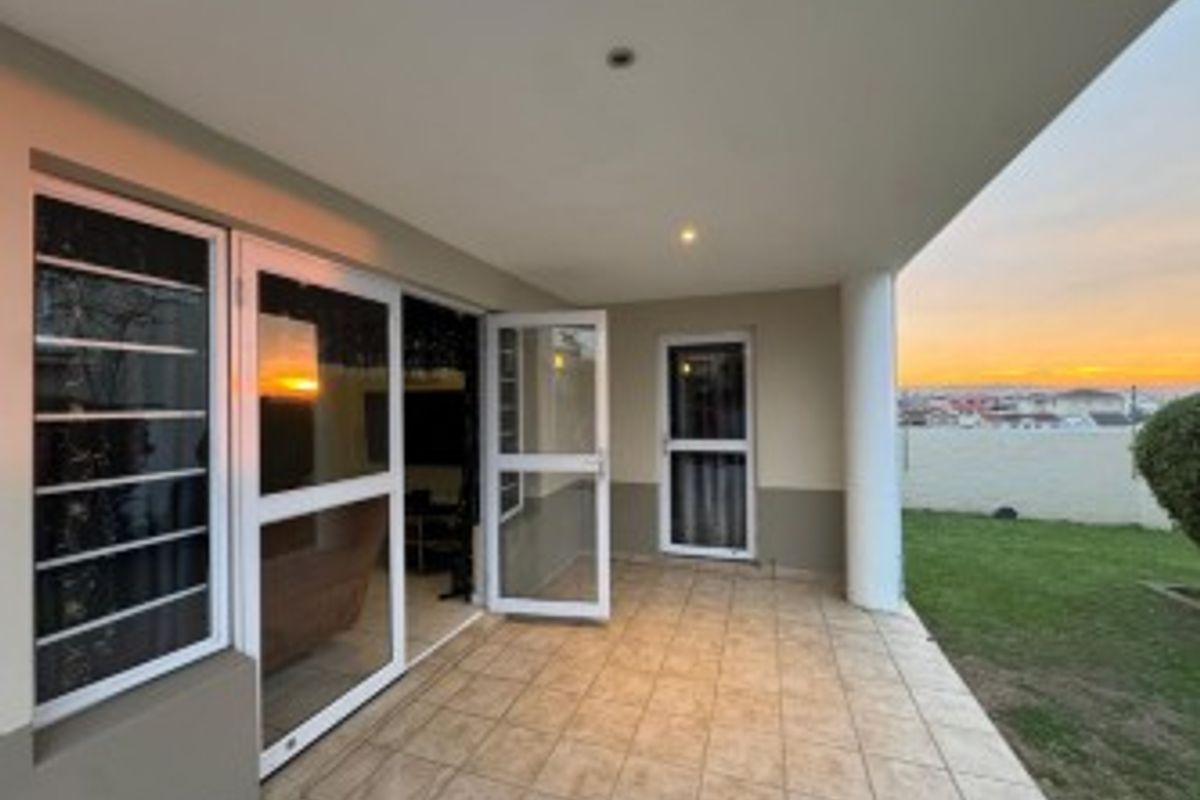 Stylish 3-Bedroom Townhouse for Sale in Beacon Bay - Photo 5