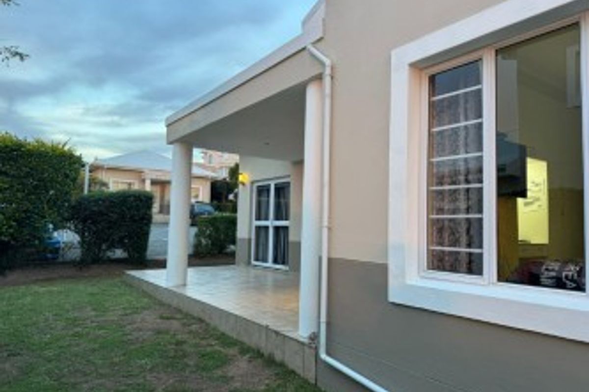 Stylish 3-Bedroom Townhouse for Sale in Beacon Bay - Photo 3