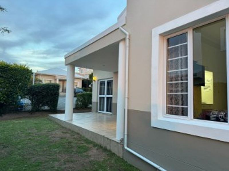Stylish 3-Bedroom Townhouse for Sale in Beacon Bay - Photo 3