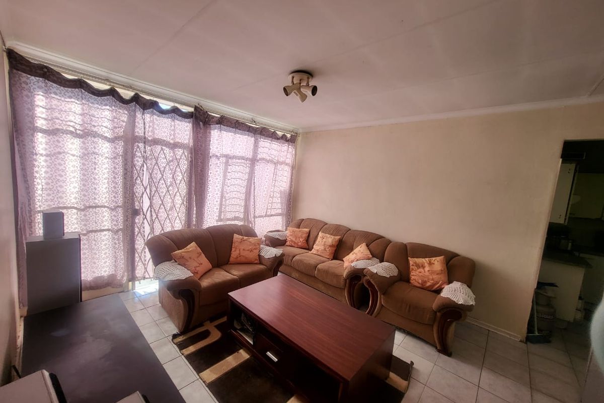 Modern Ground Floor 2-Bedroom Townhouse for Sale in Rosettenville - Photo 3
