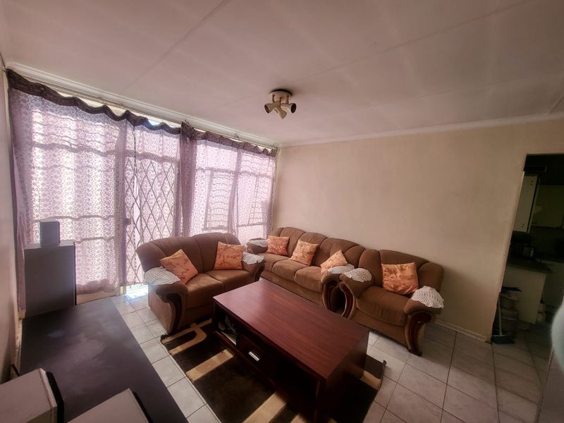 Modern Ground Floor 2-Bedroom Townhouse for Sale in Rosettenville - Photo 3