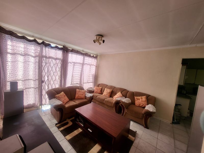 Modern Ground Floor 2-Bedroom Townhouse for Sale in Rosettenville - Photo 6