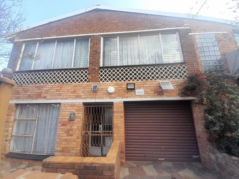 7 Bedroom double storey House for sale in Makenzieville - Photo 2