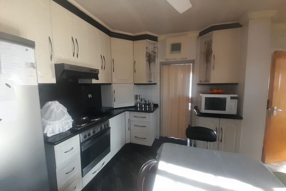 7 Bedroom double storey House for sale in Makenzieville - Photo 5