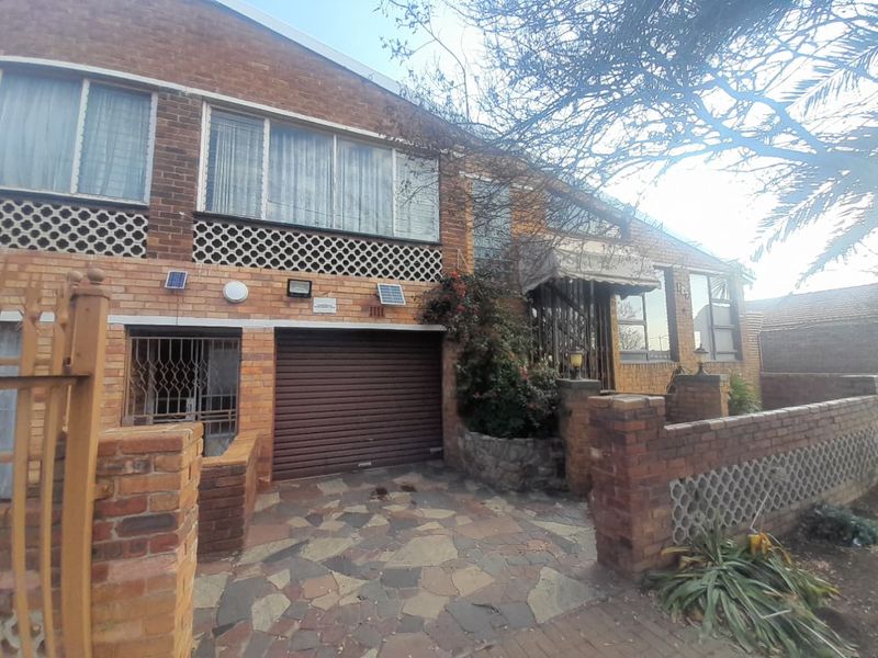 7 Bedroom double storey House for sale in Makenzieville - Photo 1