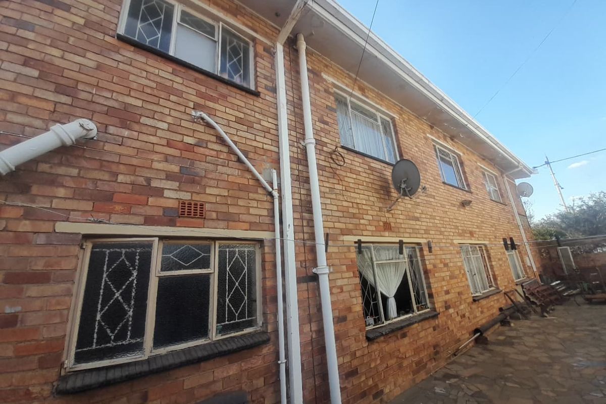 7 Bedroom double storey House for sale in Makenzieville - Photo 4