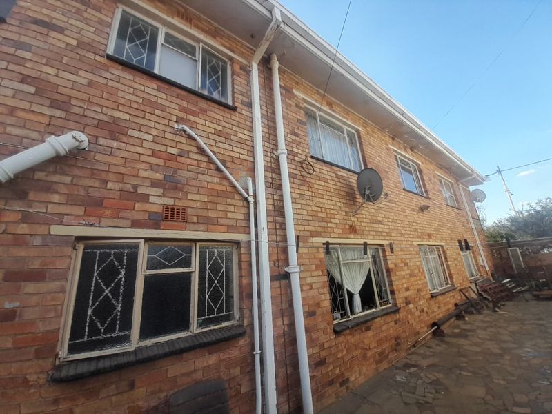 7 Bedroom double storey House for sale in Makenzieville - Photo 4