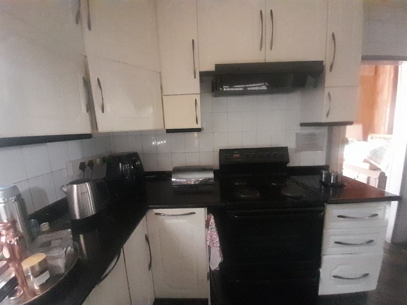 7 Bedroom double storey House for sale in Makenzieville - Photo 7